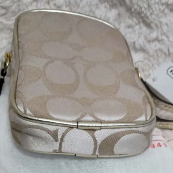 Coach | Daisy Signature Sateen Wristley - Picture 4 of 7